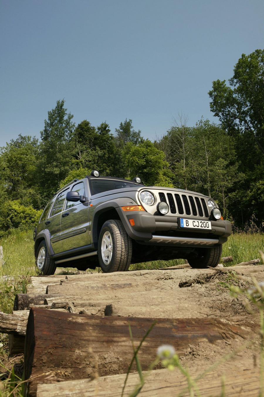  Jeep Cherokee Renegade 2005 года  (фото 19 из 26)